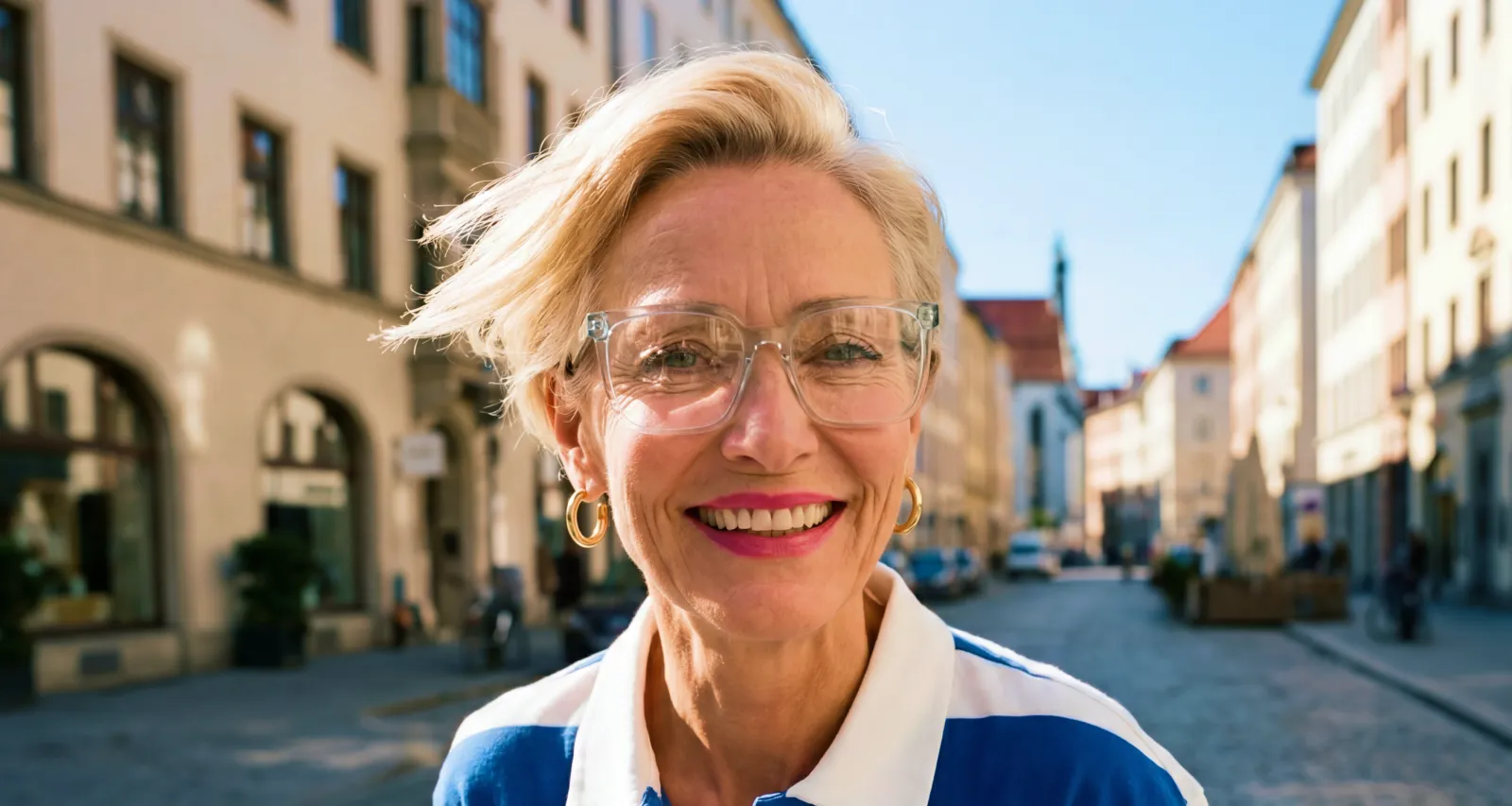 Hörgeräte aktivoptik - Frau mit ovalem Gesicht trägt Brille und lächelt und läuft durch eine Stadt